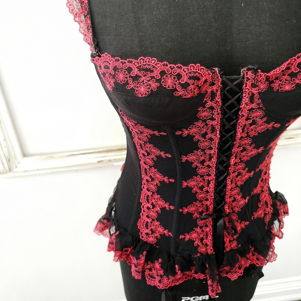 Vintage Romantic Red Floral Laced Corset - Picture 3 of 11